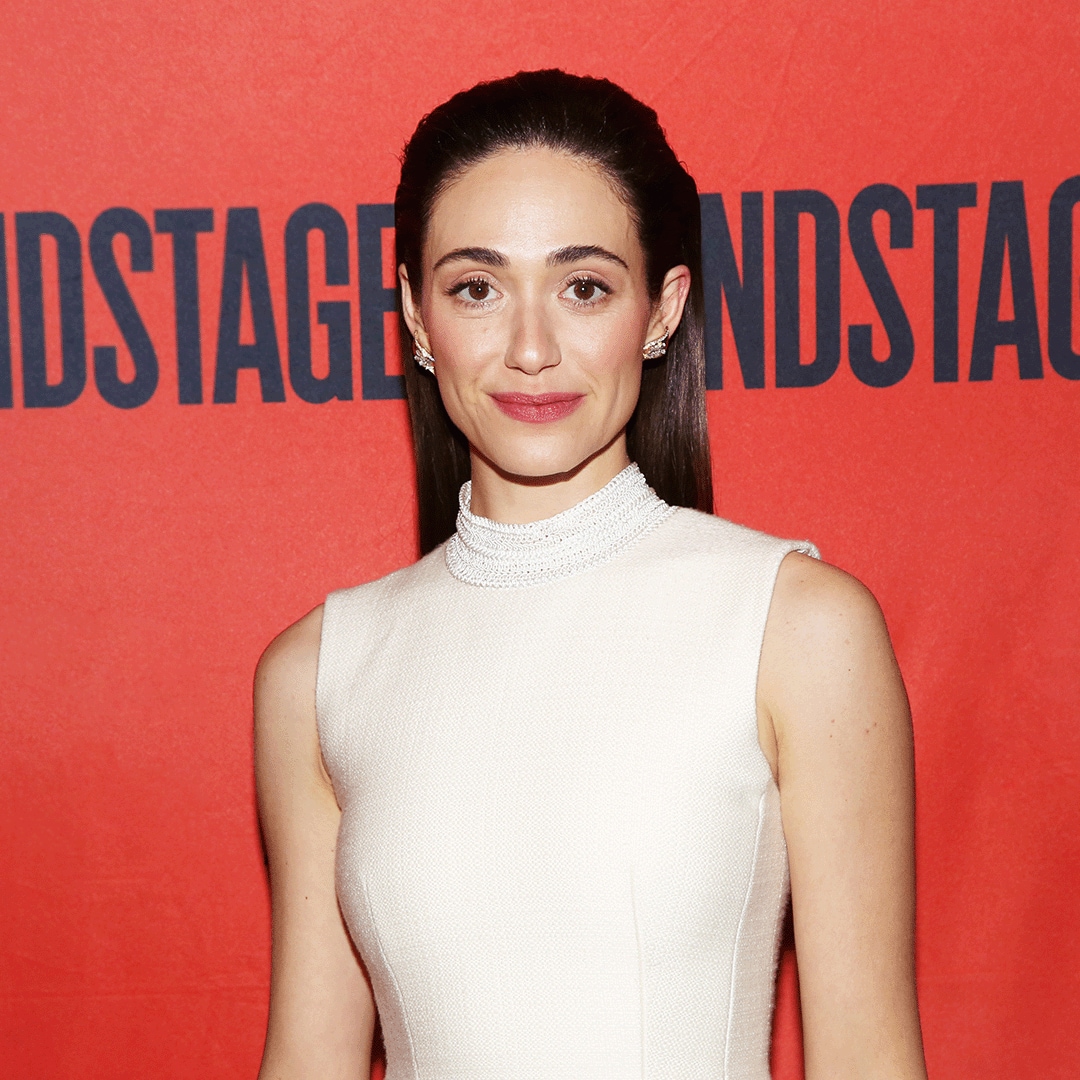 Emmy Rossum presenta nuevo proyecto con el vestido blanco 'midi' perfecto para eventos de otoño