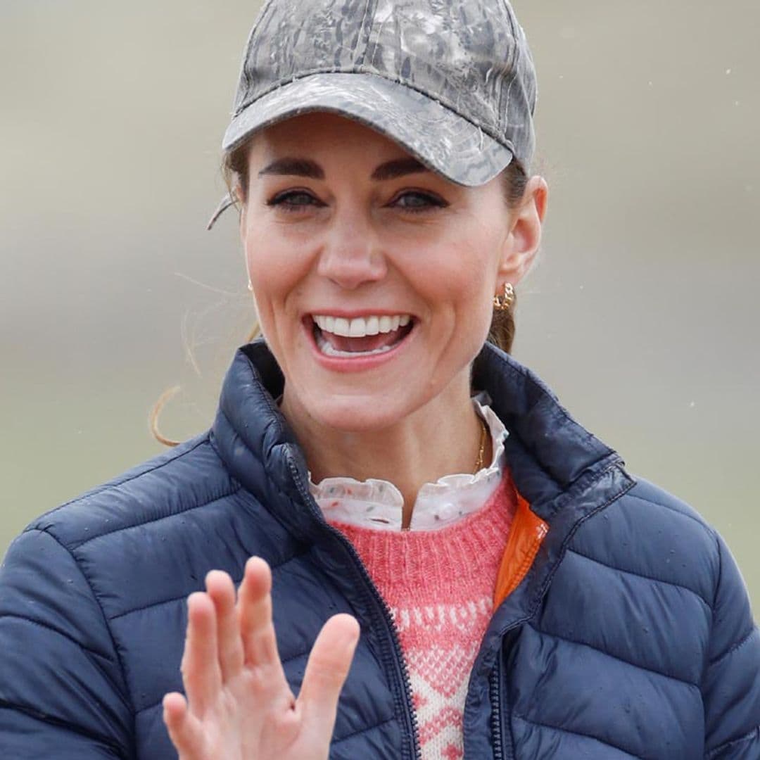 Kate Middleton, una 'royal' muy espontánea con gorra y vaqueros pitillo