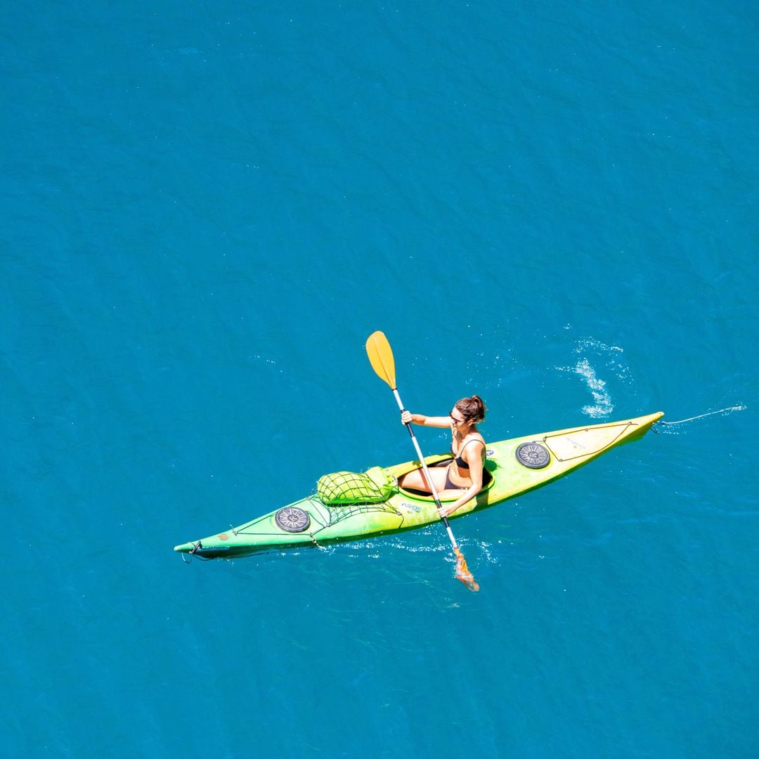 Mujer haciendo kayak en un pantano