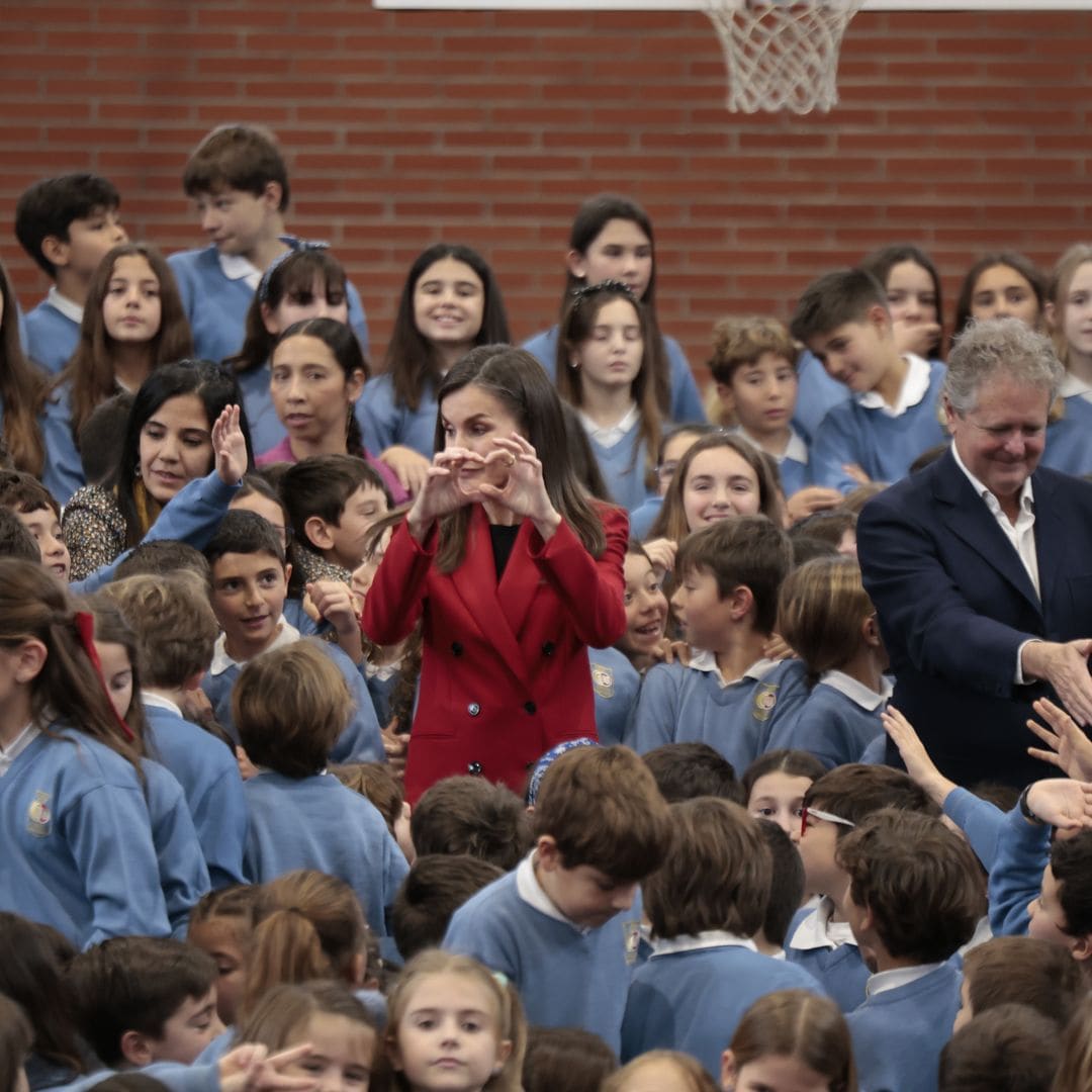 La reina Letizia: de sus divertidas imágenes rodeada de niños a su reencuentro con Gomaespuma