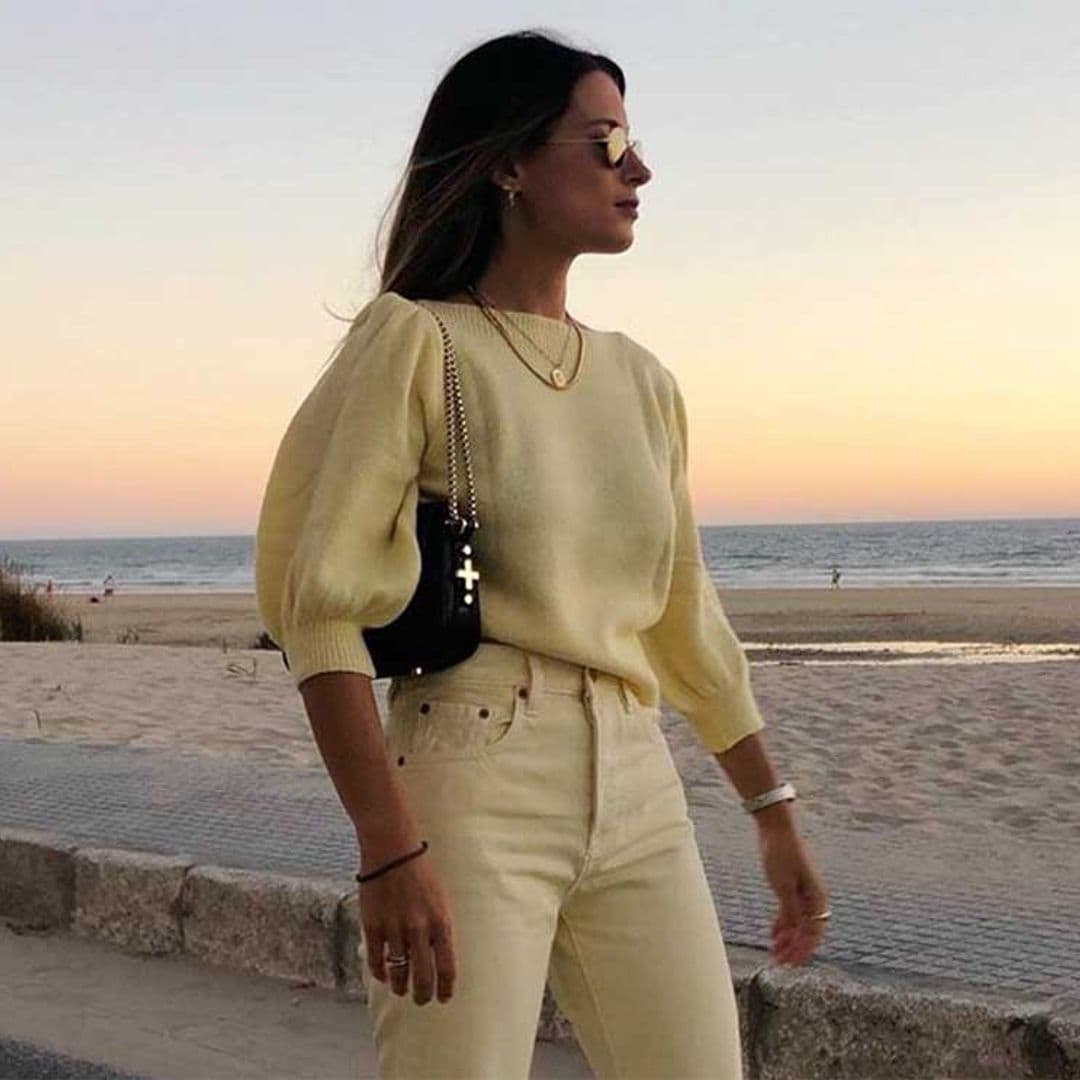 Vaqueros 'butter yellow', la alternativa a los pantalones de siempre que además potencia el bronceado