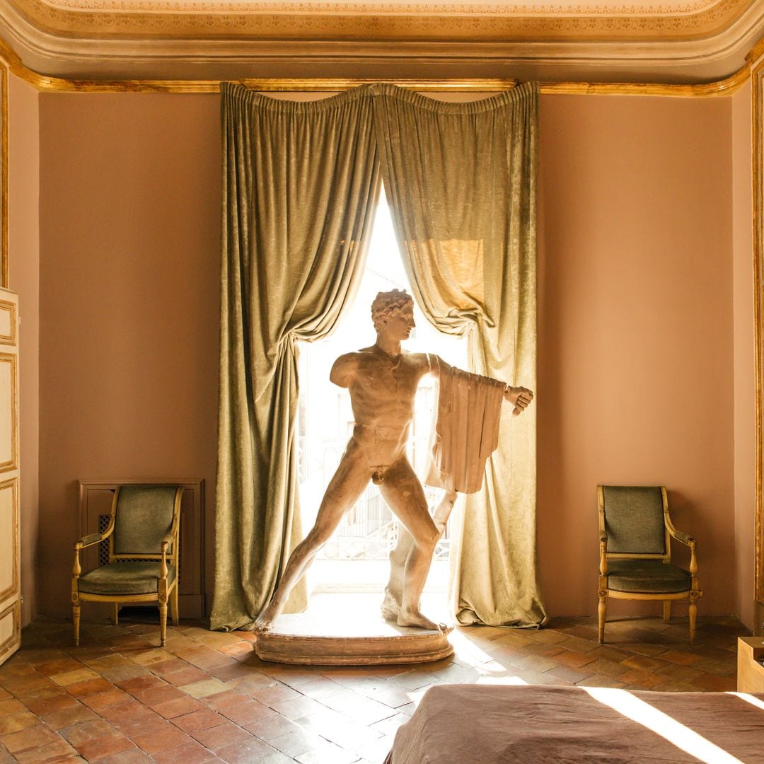 Una escultura gigante de yeso de Canova y, al lado, el cuarto de baño con un par de columnas Luis XVI, lámpara realizada sobre un diseño de pergamino que evoca, en un tono contemporáneo, las de época y medio busto de Aldo Buttini.