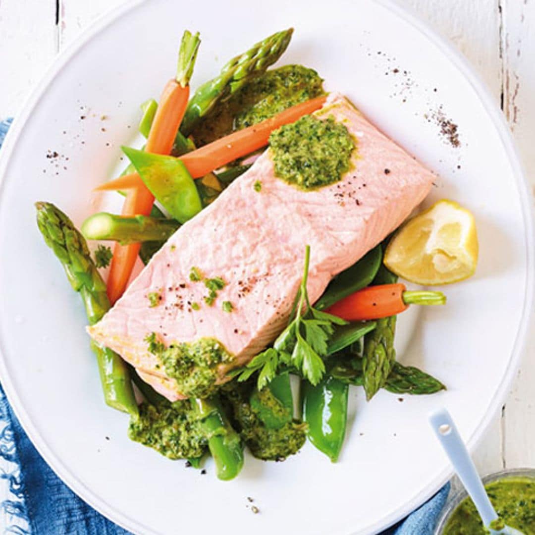 Lomos de salmón con verduras y salsa de eneldo