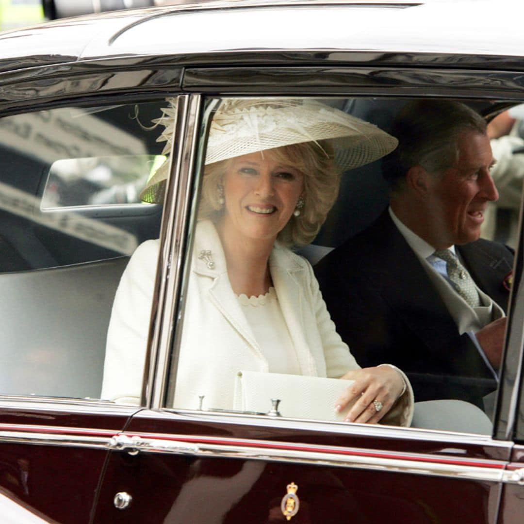 Una carrera de obstáculos e imprevistos: recordamos cómo fue la boda de los reyes Carlos y Camilla en su aniversario