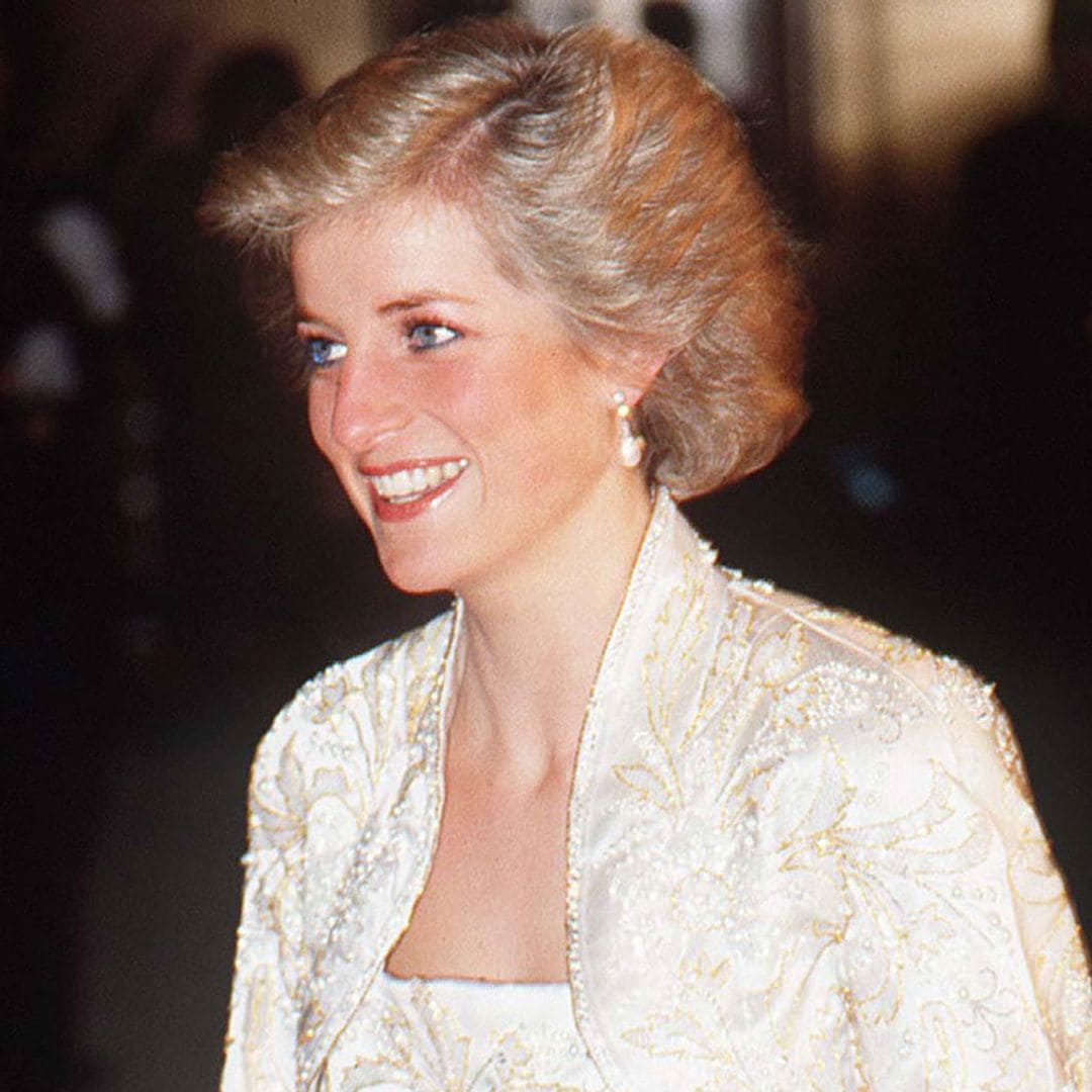 Los símbolos que esconde el vestido de Diana de Gales en el cartel de 'Spencer'