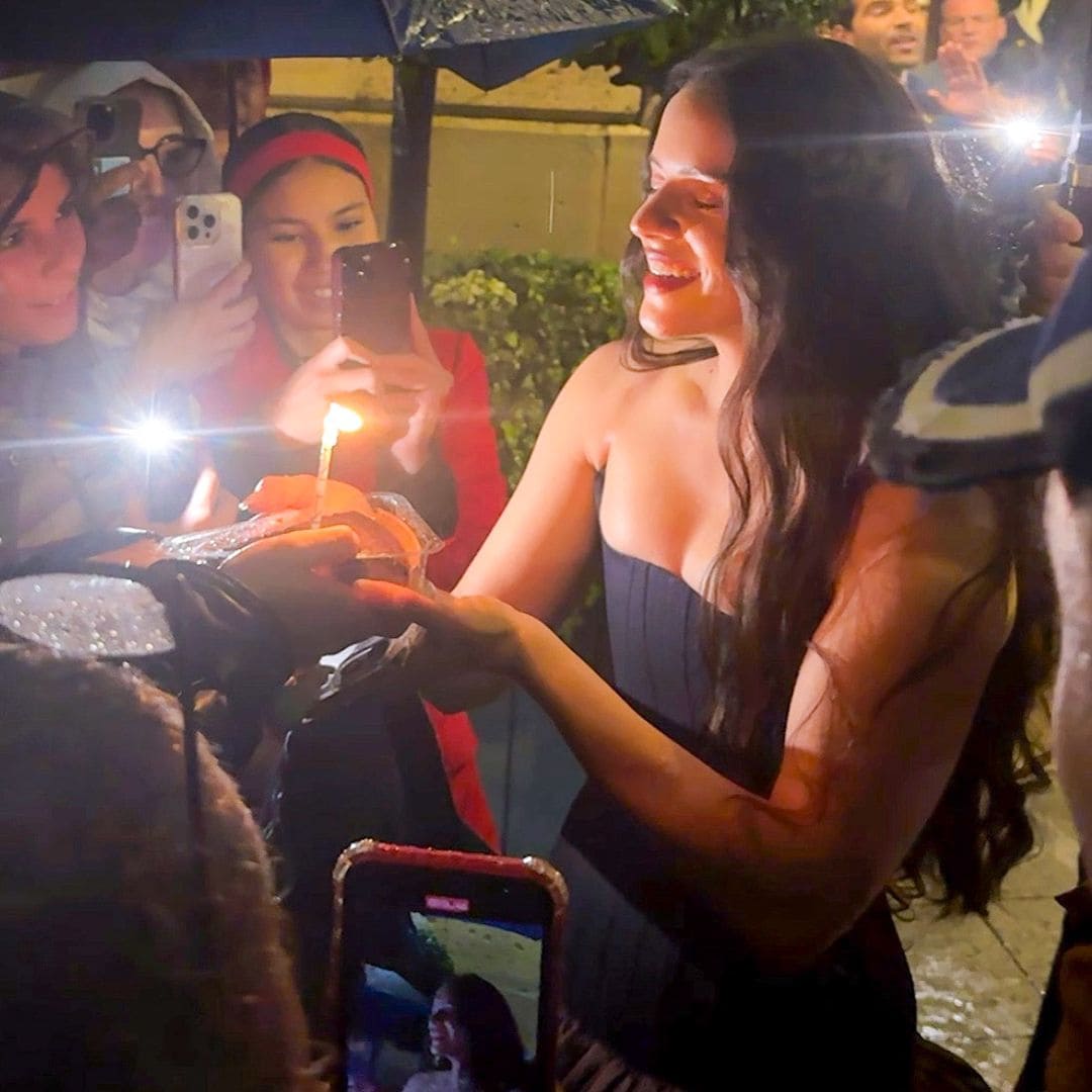 Serenata de sus fans, una fiesta con estrellas y regalos: así fue el festejo de Rosalía por su cumpleaños 32