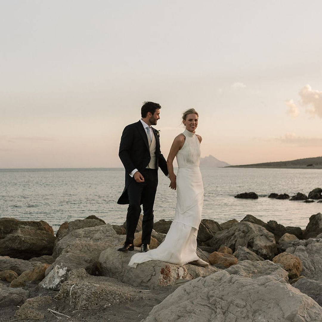 La boda de Ana en Sotogrande: un vestido con texturas y alpargatas planas para casarse junto al mar