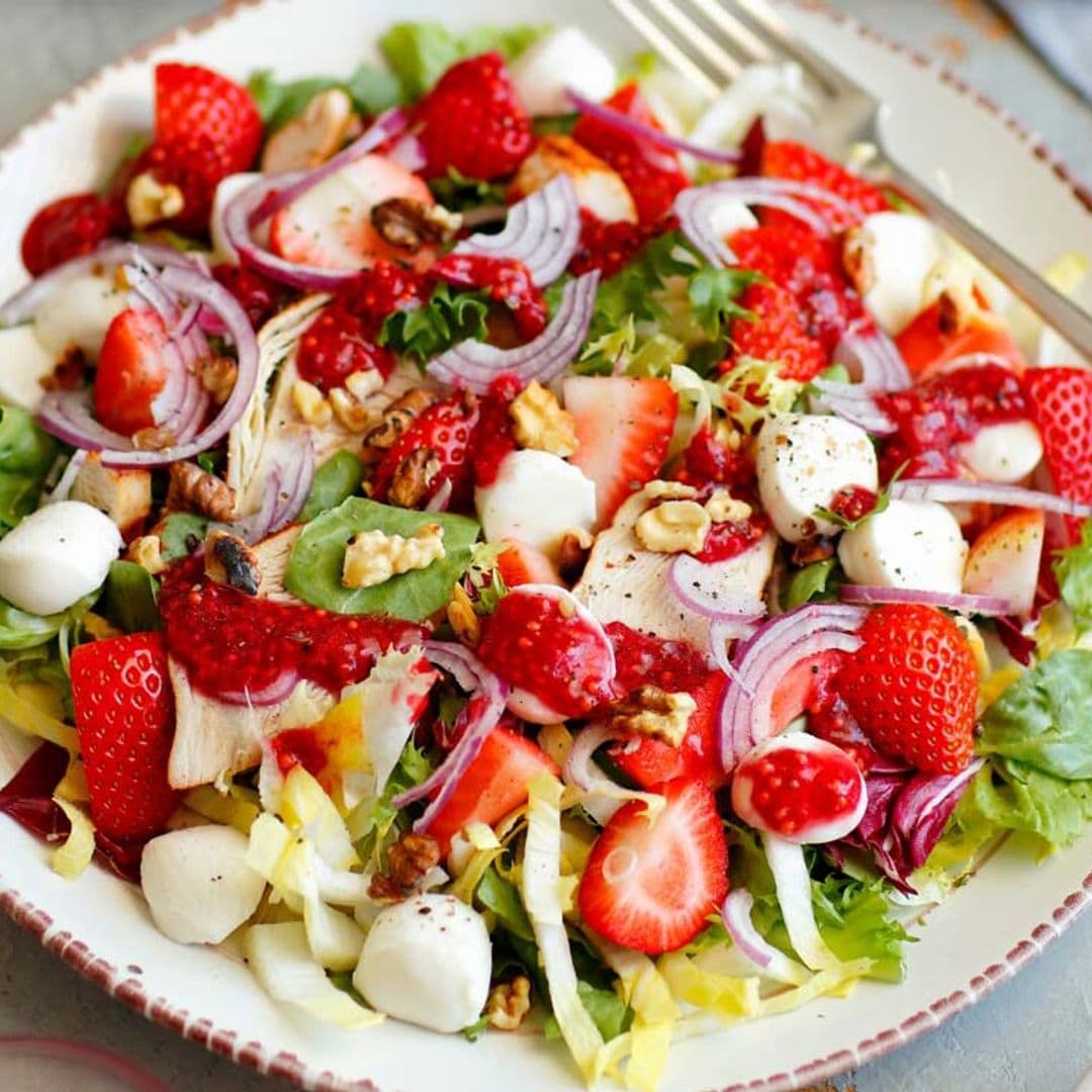 Ensalada de fresas, mozzarella y pollo con vinagreta de frambuesa