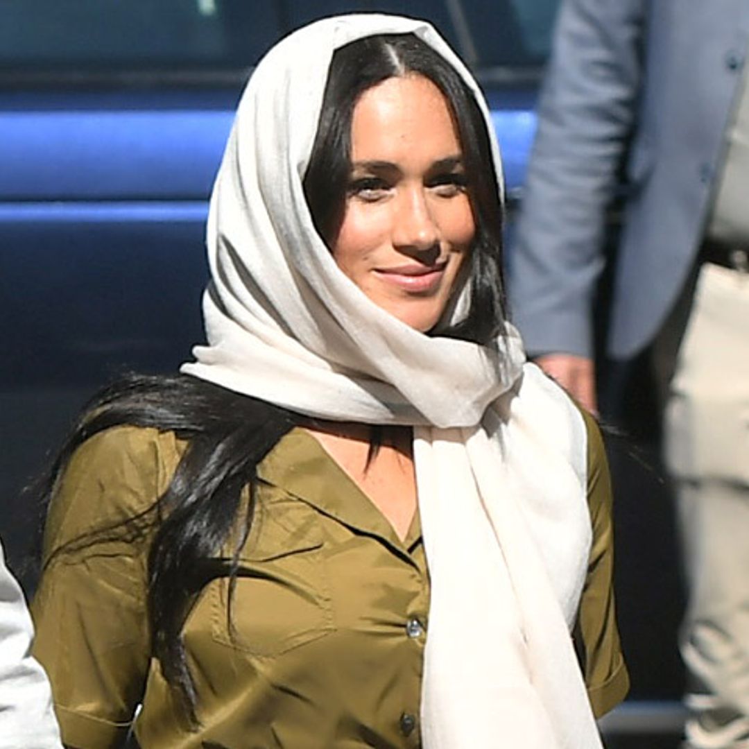 Meghan, imparable en su maratón de estilo con un vestido-gabardina