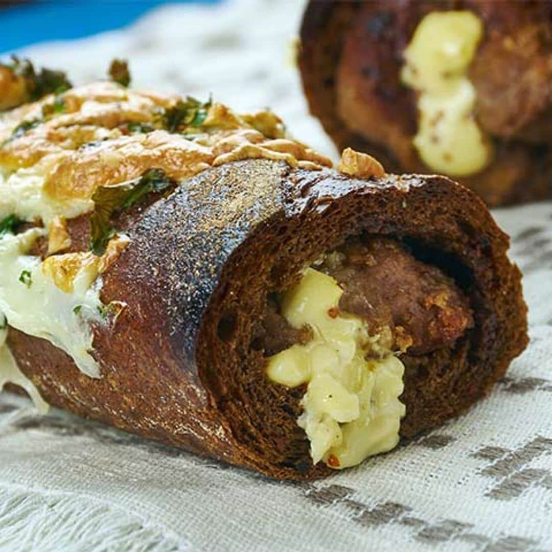 Baguette integral rellena de albóndigas y gratinada con queso