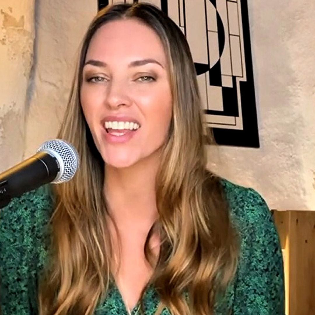 ¡Increíble cómo lo hace! Helen Lindes impresiona a todos con su talento como cantante