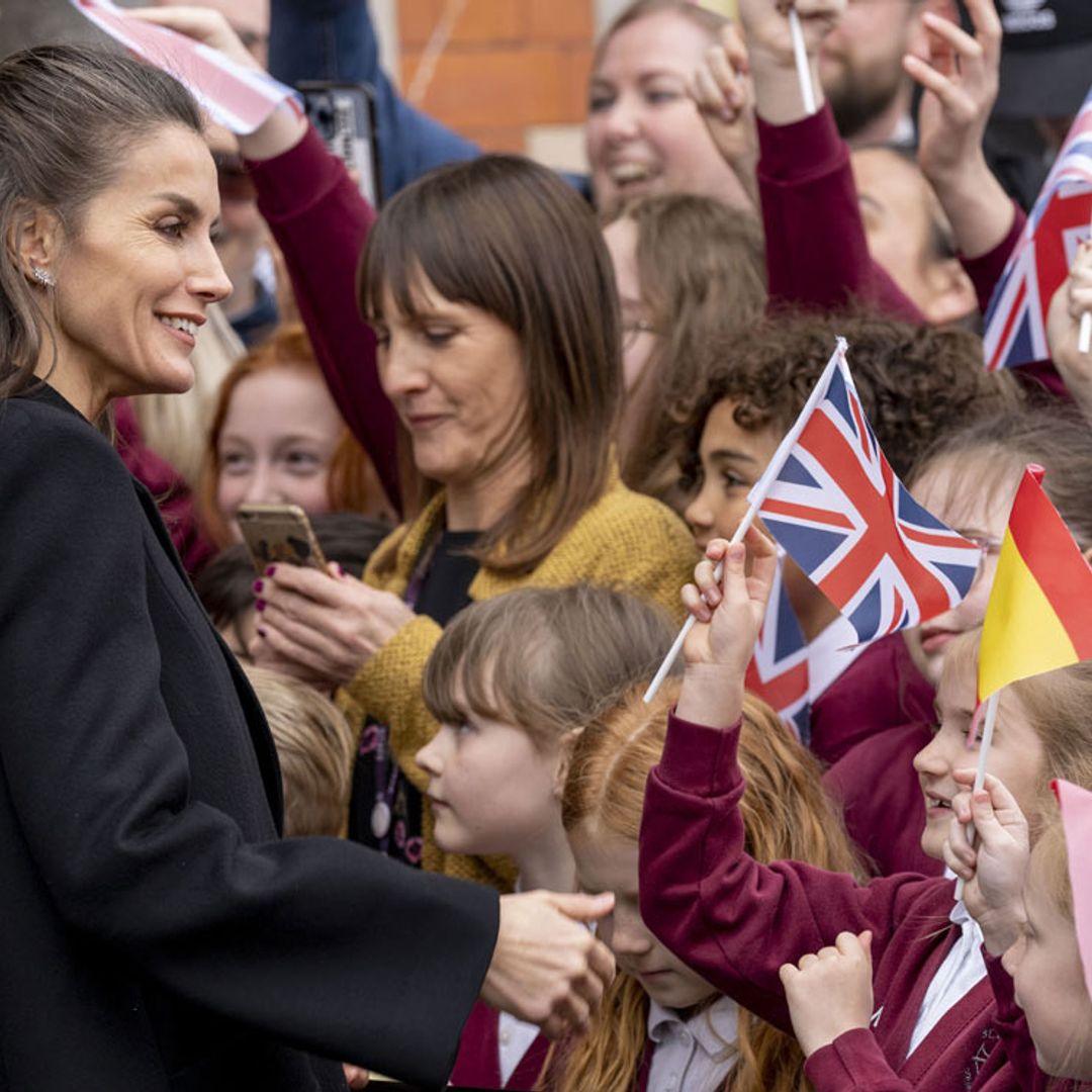 La reina Letizia desata la locura al charlar con unos escolares ingleses