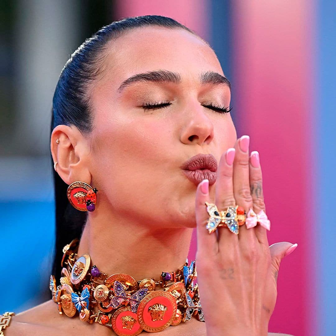 Dua Lipa confiesa qué anillo lleva en ocasiones importantes, ¡y no imaginas quién se lo regaló!