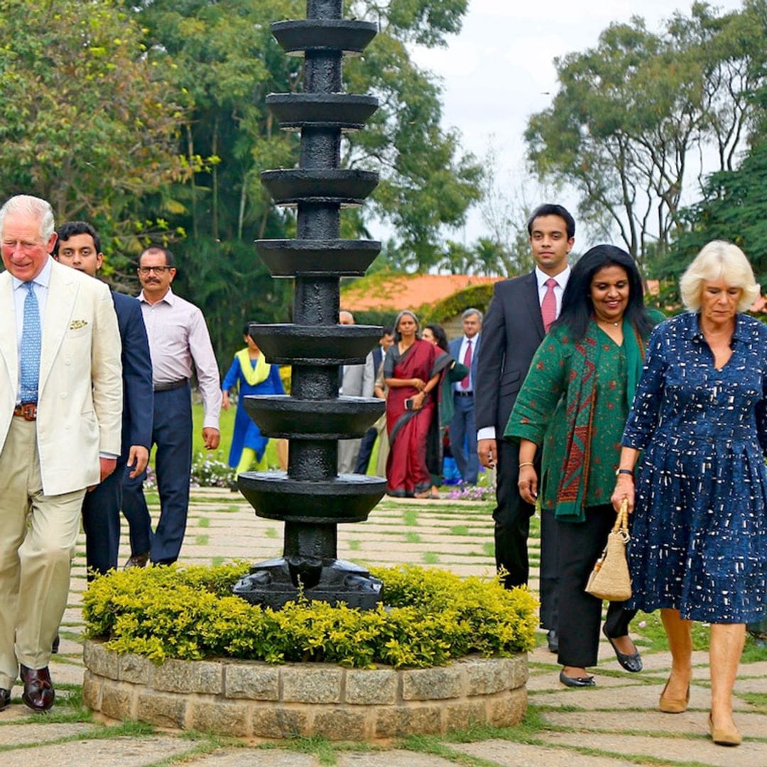 Carlos y Camilla se entregan a la medicina holística en la India para recuperar fuerzas después de su gira oceánica