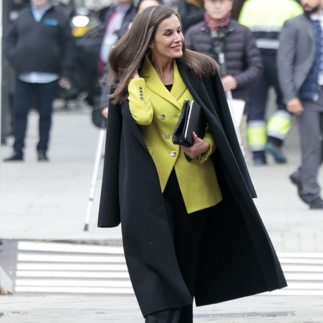 El look todoterreno de la reina Letizia con una inesperada chaqueta verde lima y abrigo 'oversize'