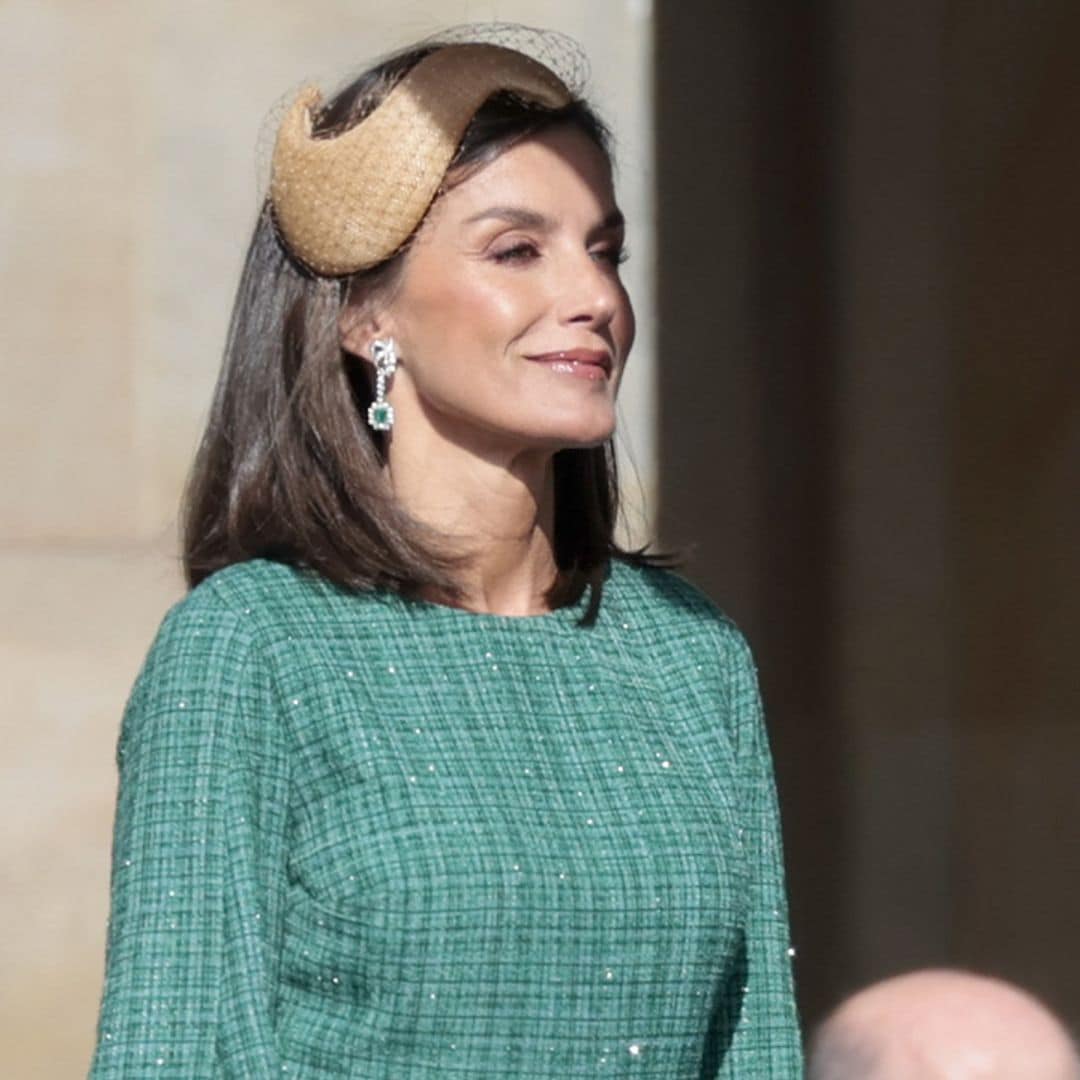 La reina Letizia sorprende con un innovador tocado, vestido con brillos y pendientes de doña Sofía