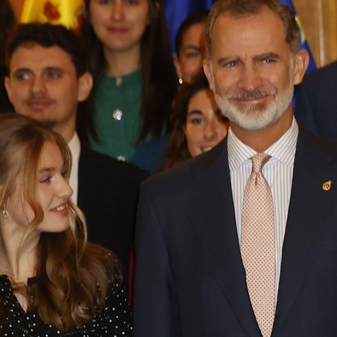 El look 'lady' de Leonor o cómo renovar un conjunto de tweed con pendientes de la Reina