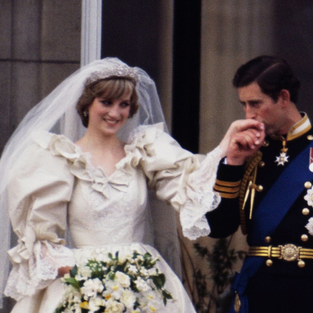 Harry y Guillermo aprueban la exposición del vestido de novia de la princesa Diana