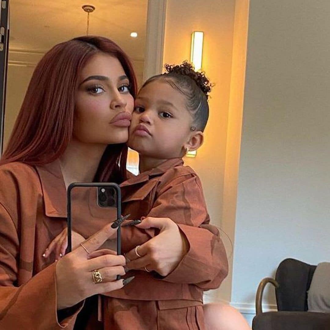 ¡Mini Boss! Stormi tendrá su propia línea de maquillaje al igual que Kylie Jenner