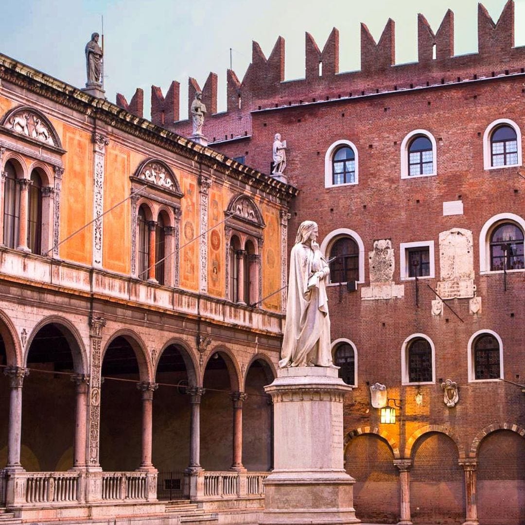 Plaza dei Signori y estatua de Dante, Verona