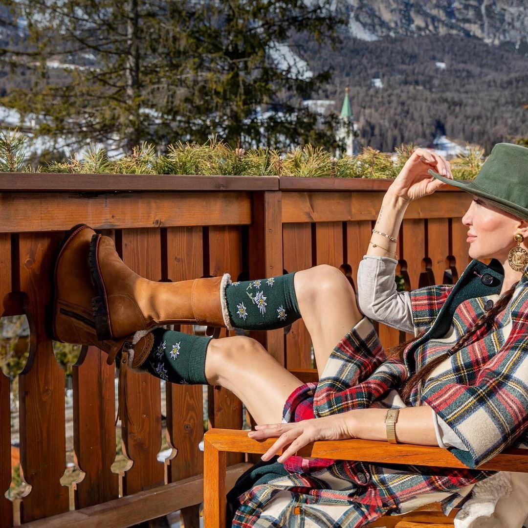 La diseñadora Elisabetta Franchi abre a ¡HOLA! las puertas de su refugio chic en la exclusiva estación de Cortina d’Ampezzo