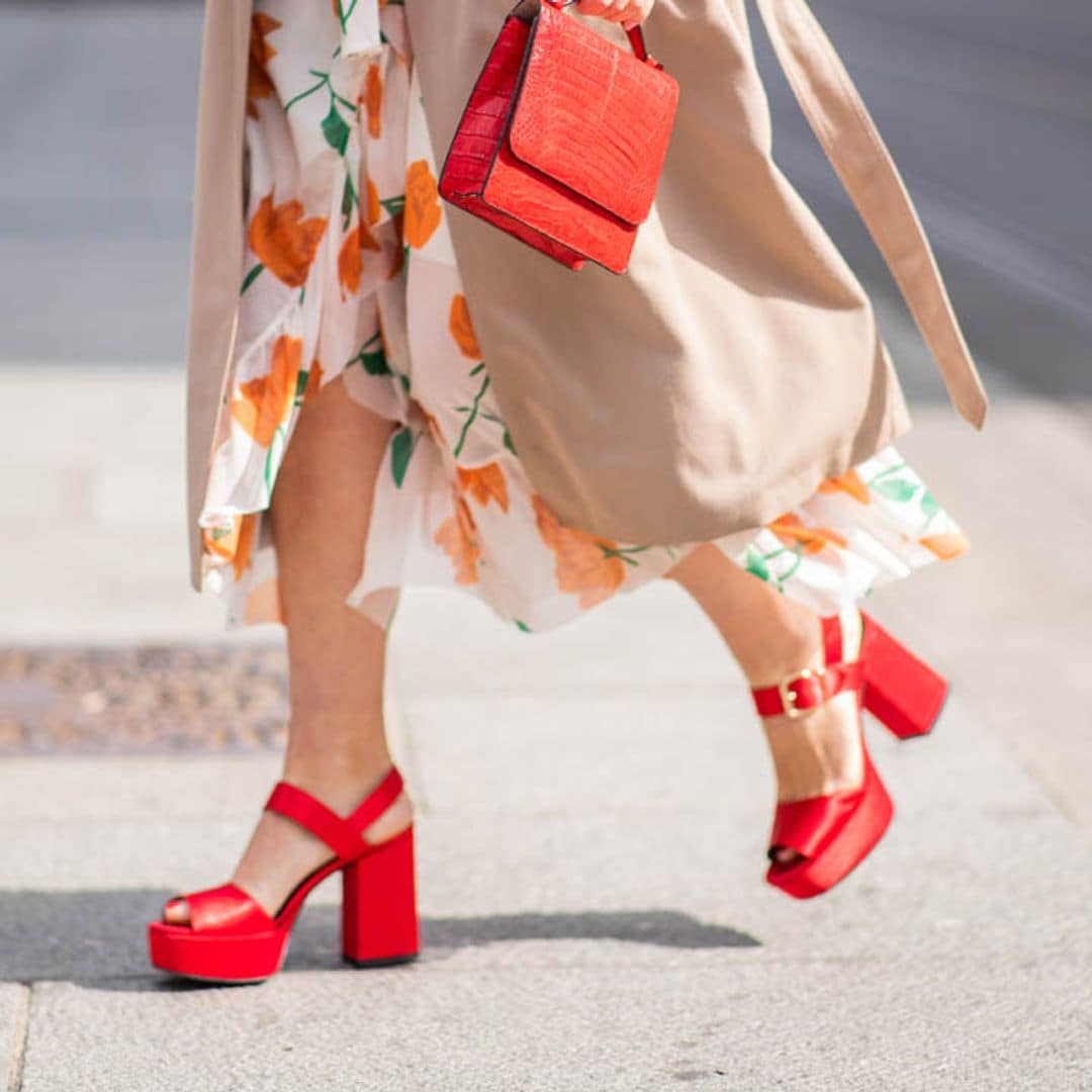 Las chicas que quieren parecer más altas y vestir cómodas llevan una de estas sandalias