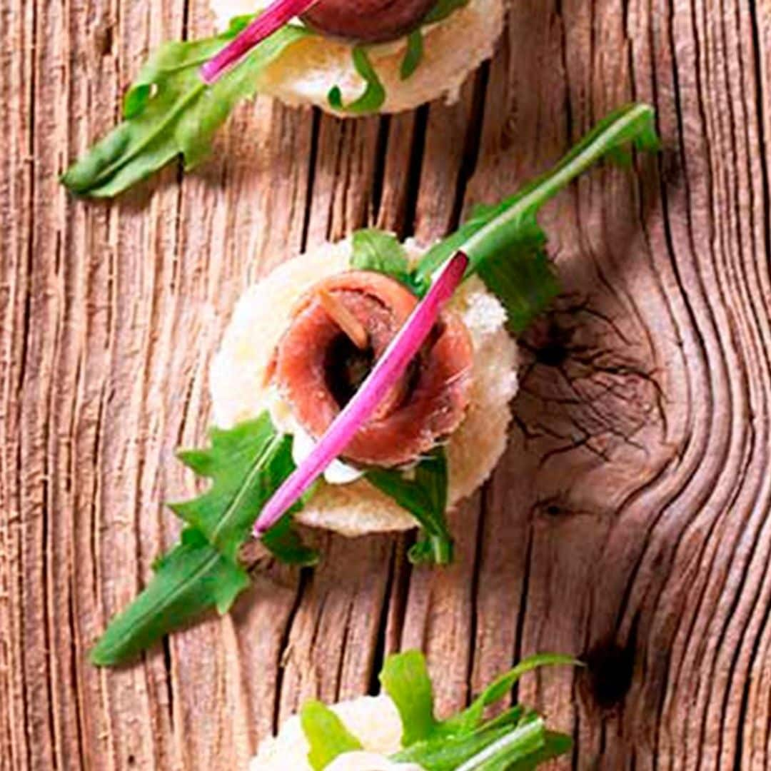 Canapés de anchoas, queso azul y rúcula