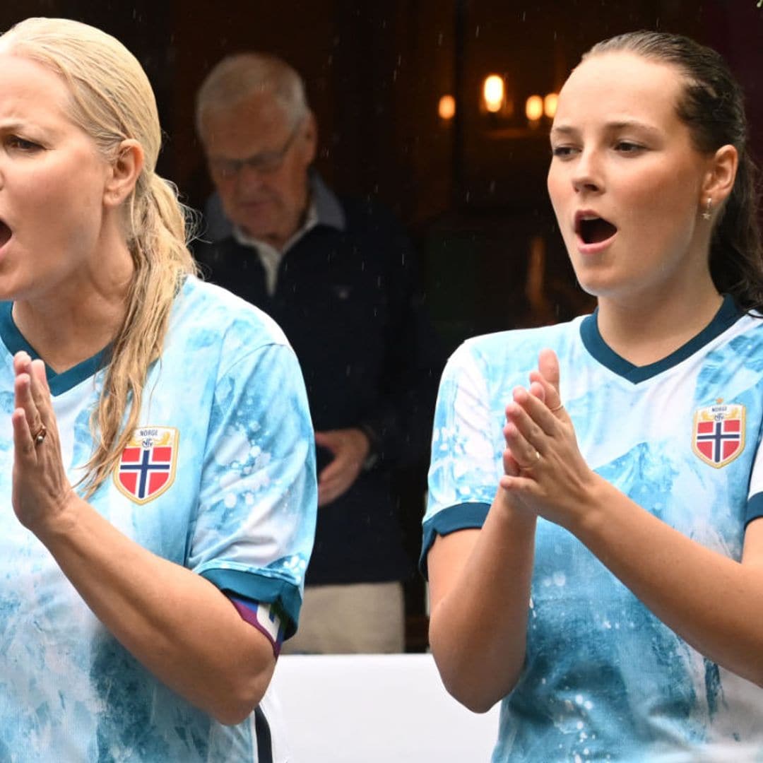 Mette-Marit de Noruega lo da todo animando a su marido y sus hijos en un partido de fútbol pasado por agua