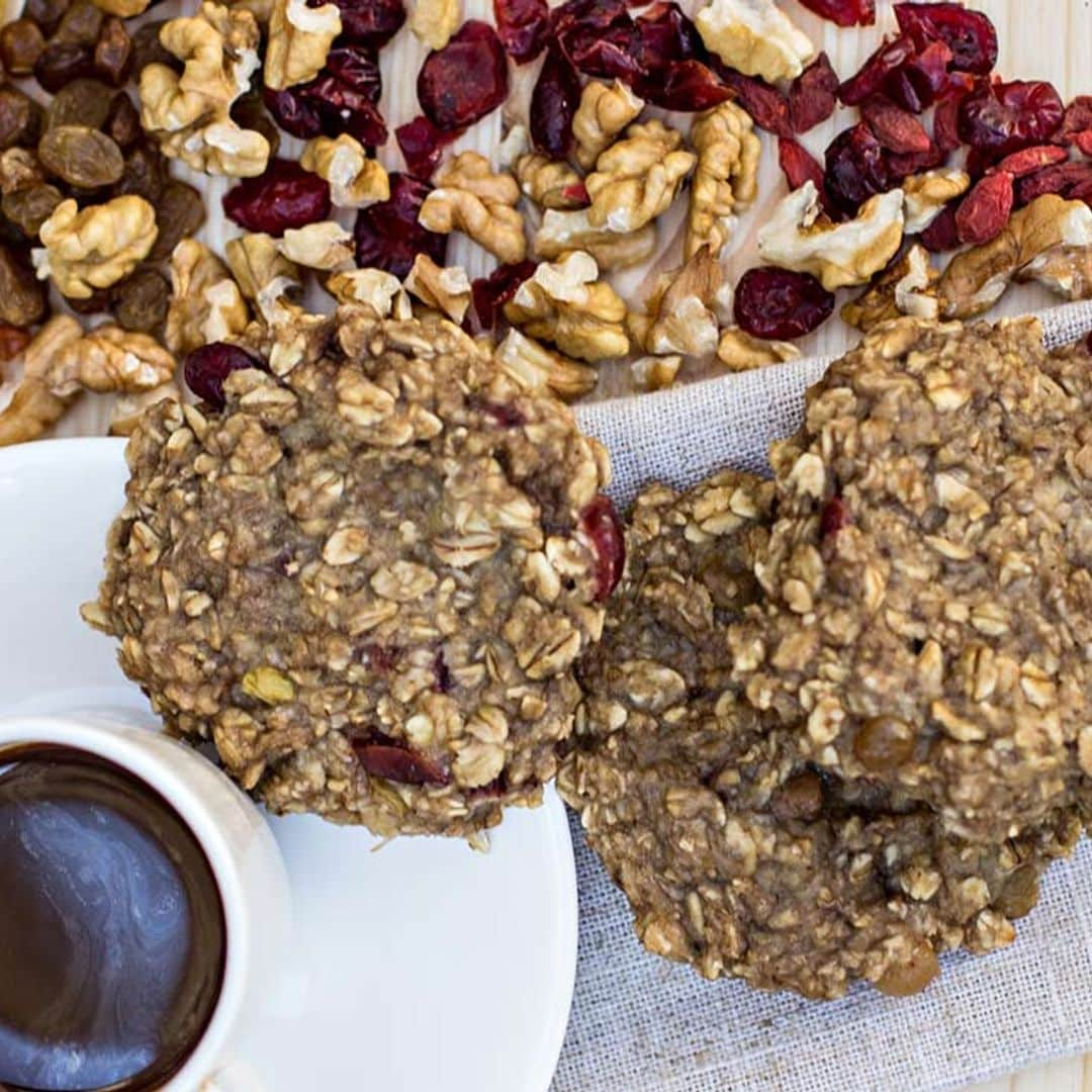 Galletas de avena con nueces, bayas de Goji y arándanos