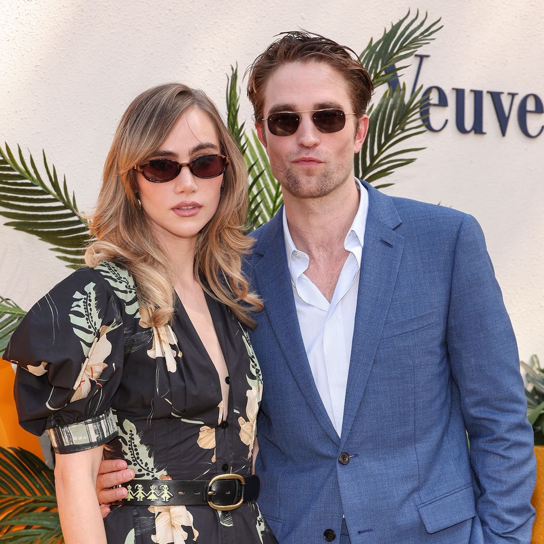 Suki Waterhouse posa junto a Robert Pattinson tras ser madre y triunfa con vestido floral y zapatos Oxford