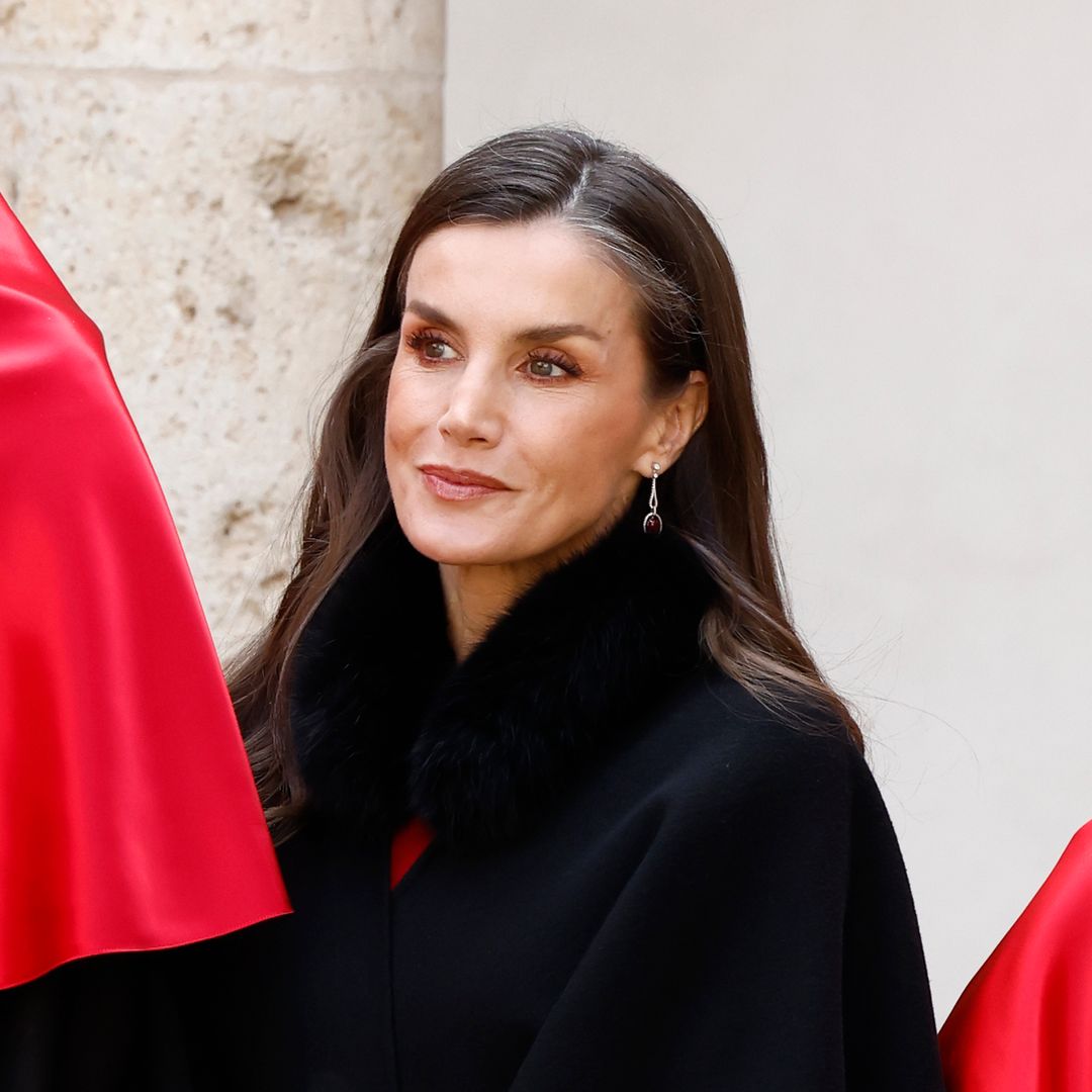 La reina Letizia estrena un vestido español de color cereza, ideal para las invitadas más elegantes