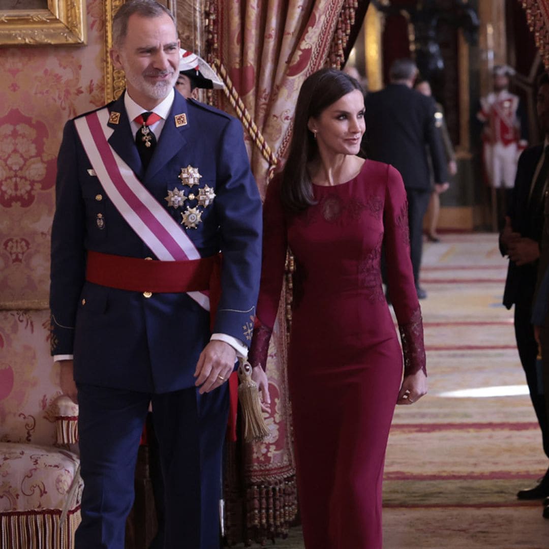 La Reina inaugura su agenda de 2023 con un vestido rojo de transparencias y encaje