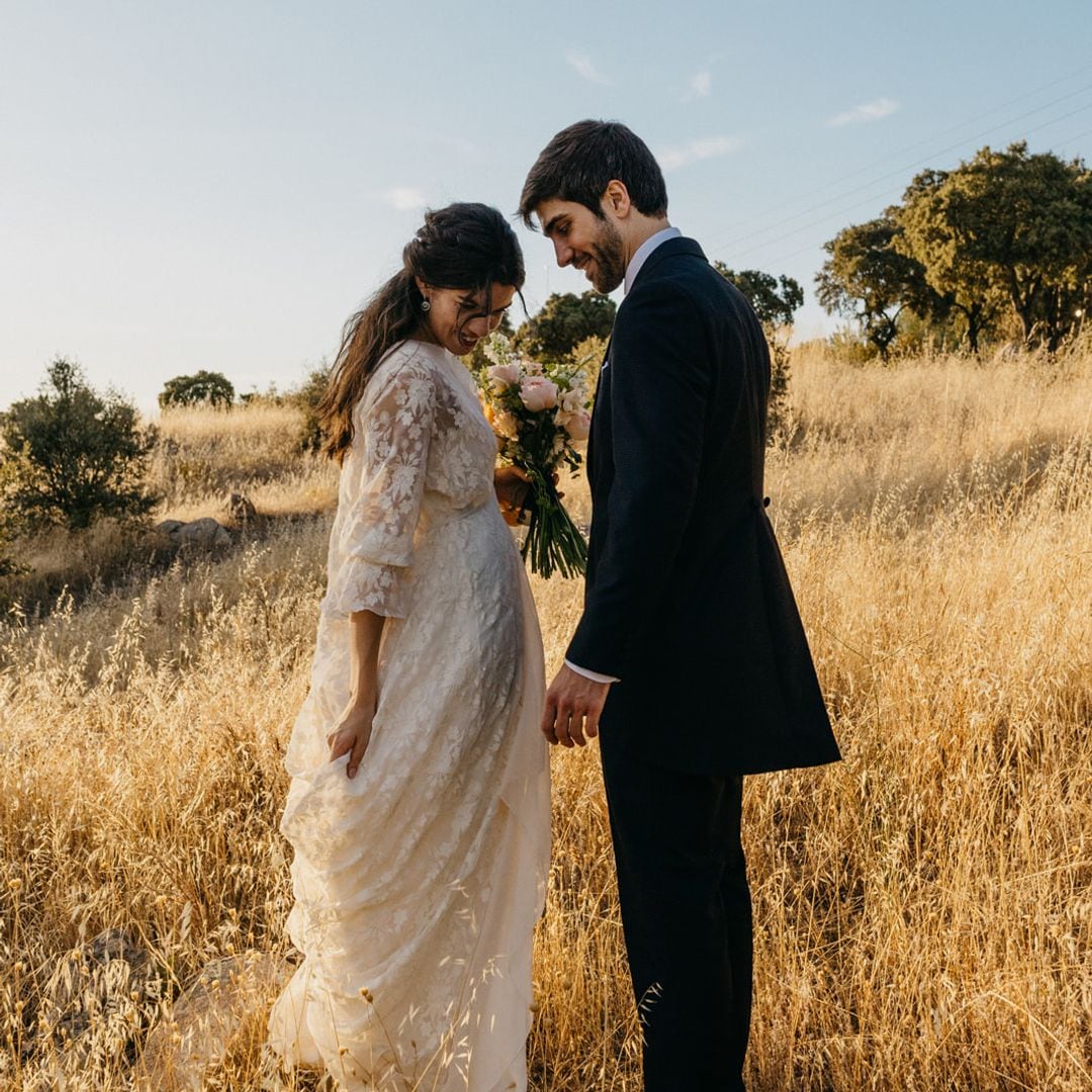 Belén, la novia que llevó un vestido diseñado sin boceto y una chaqueta bordada en su boda en Madrid