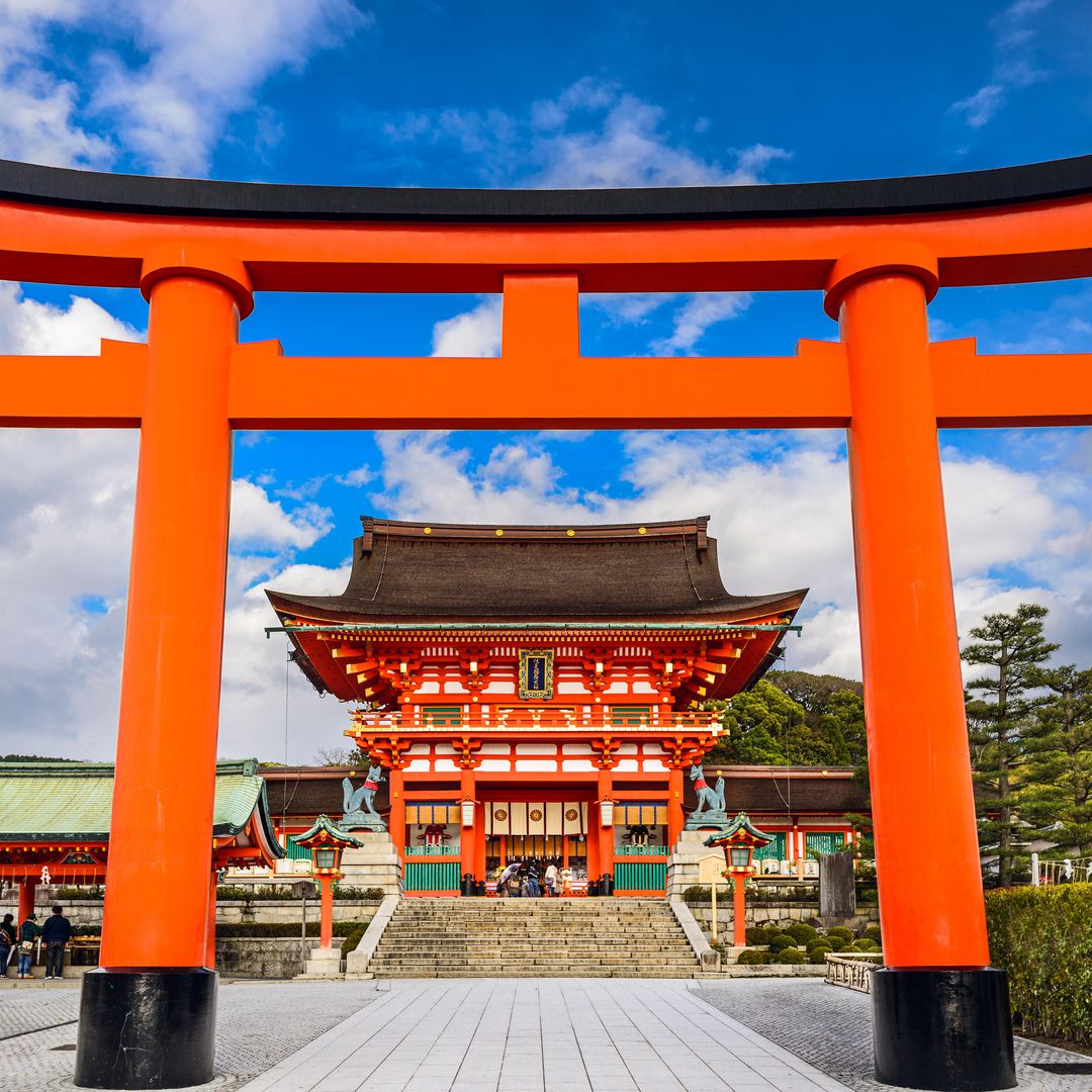 Templo y torii en Fushimi Inari, Kioto, Japón