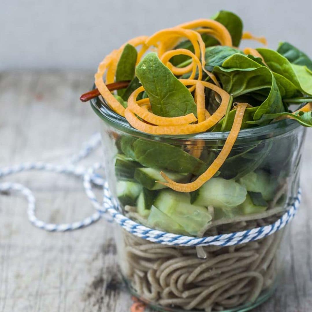 Ensalada de pasta integral con vegetales