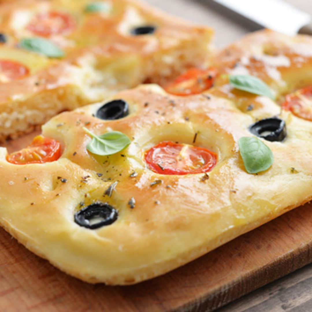 'Fougasse' con cherry, aceitunas y albahaca