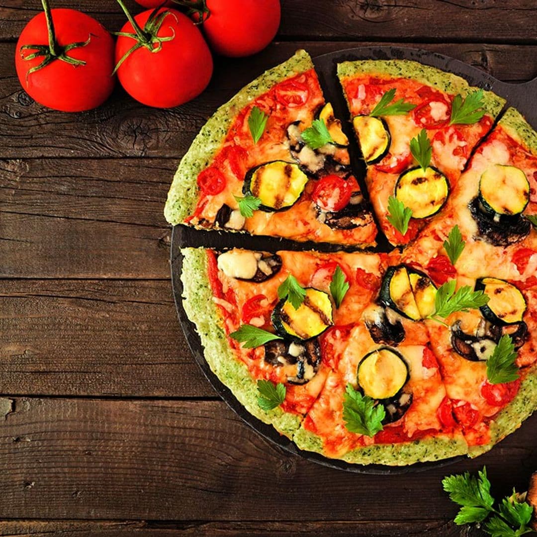 Pizza de calabacín con champiñones y tomates cherry