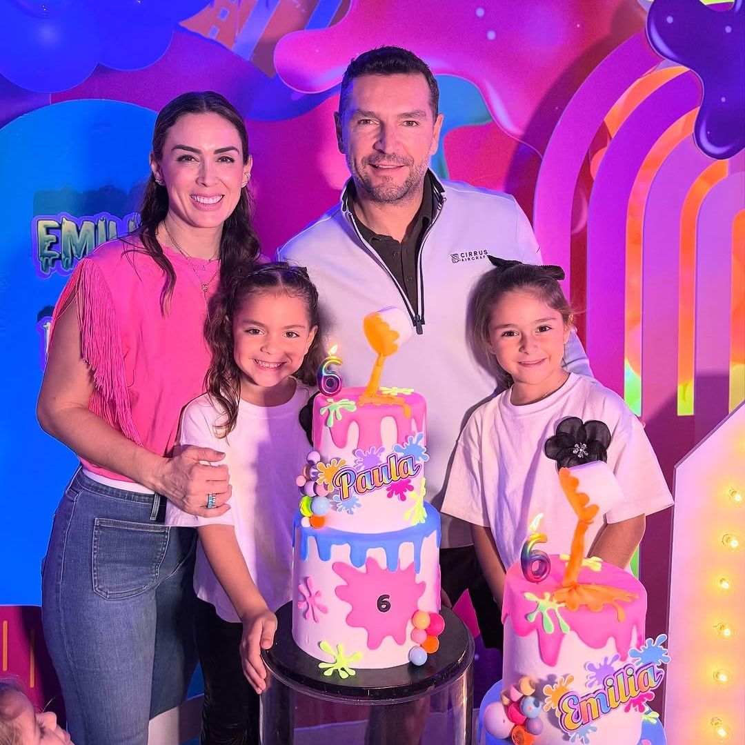 Con una fiesta neón, Jacky Bracamontes y Martín Fuentes celebran los 6 años de sus mellizas