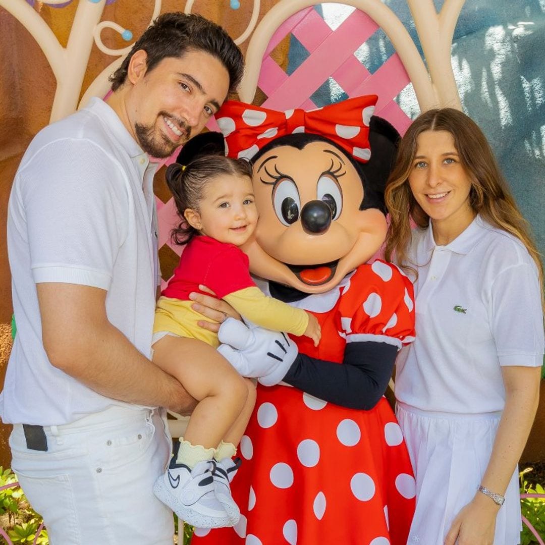 Tras anunciar el nombre de su próxima bebé, Alex Fernández, Alexia Hernández y Mia celebran en el lugar más feliz de la Tierra