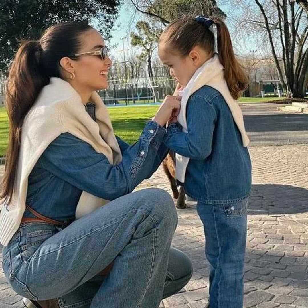 Sharon Fonseca posa con su hija Blu en un ‘matching look’