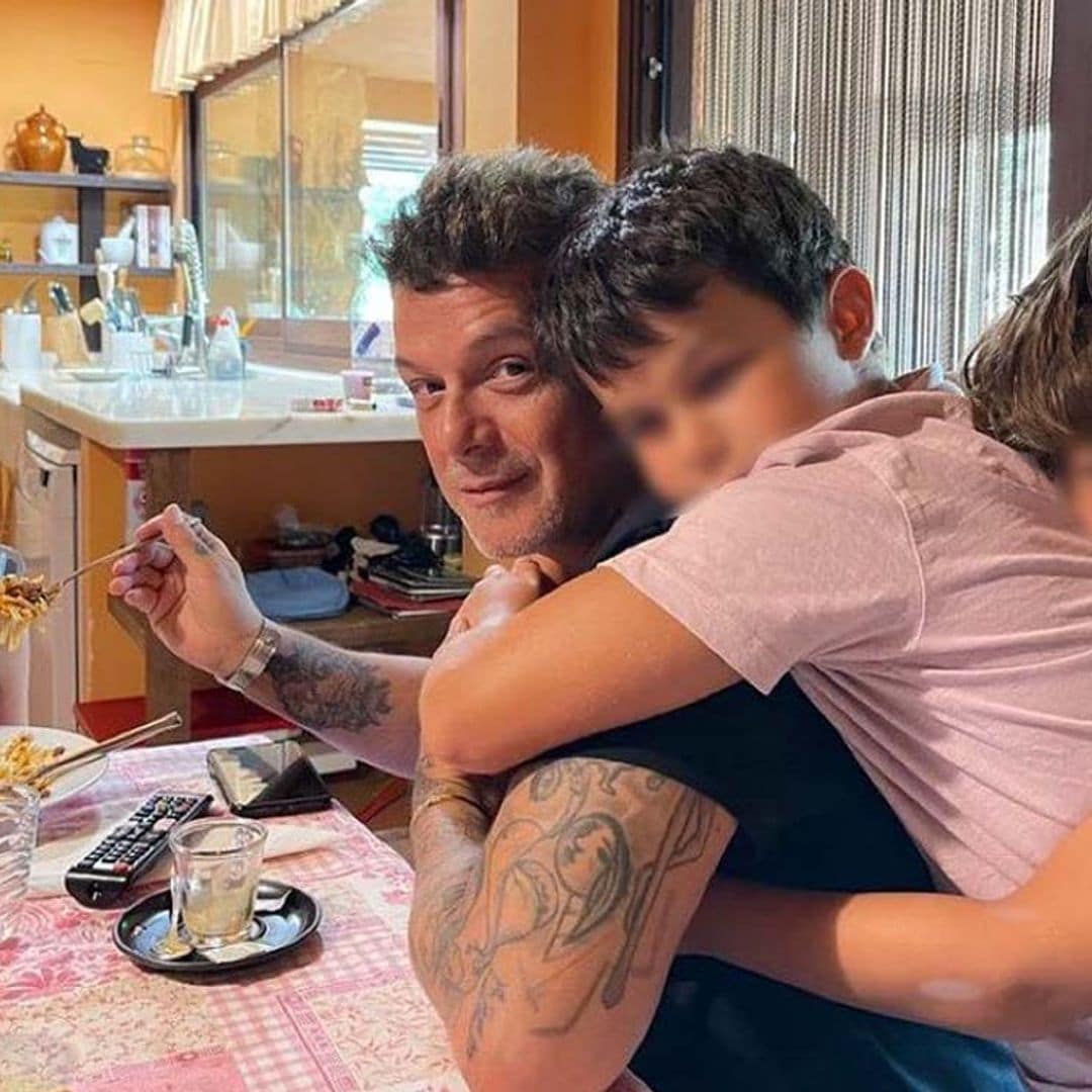 El divertido baile de Alejandro Sanz con sus hijos que provoca la risa de Rachel Valdés