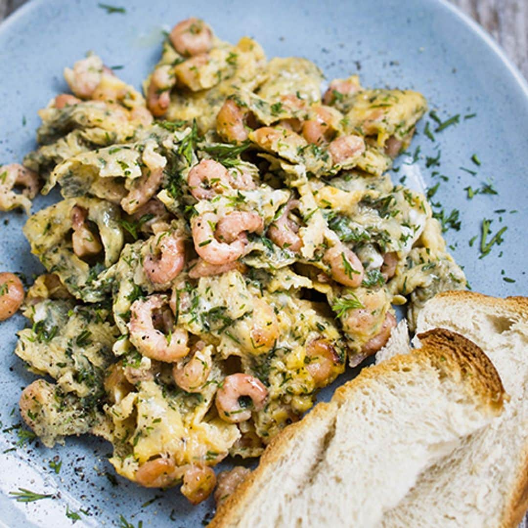 Huevos revueltos con gambas, ajetes y eneldo