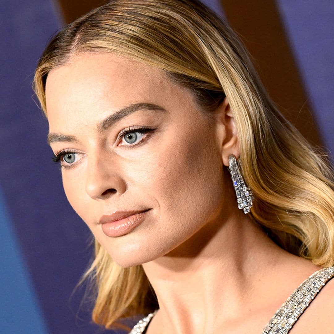 La elección de Margot Robbie: pendientes de los años 50 que quedan genial con su look de aberturas