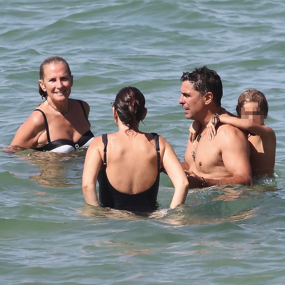 HOLA 4182 Lourdes Montes y Fran Rivera en la playa