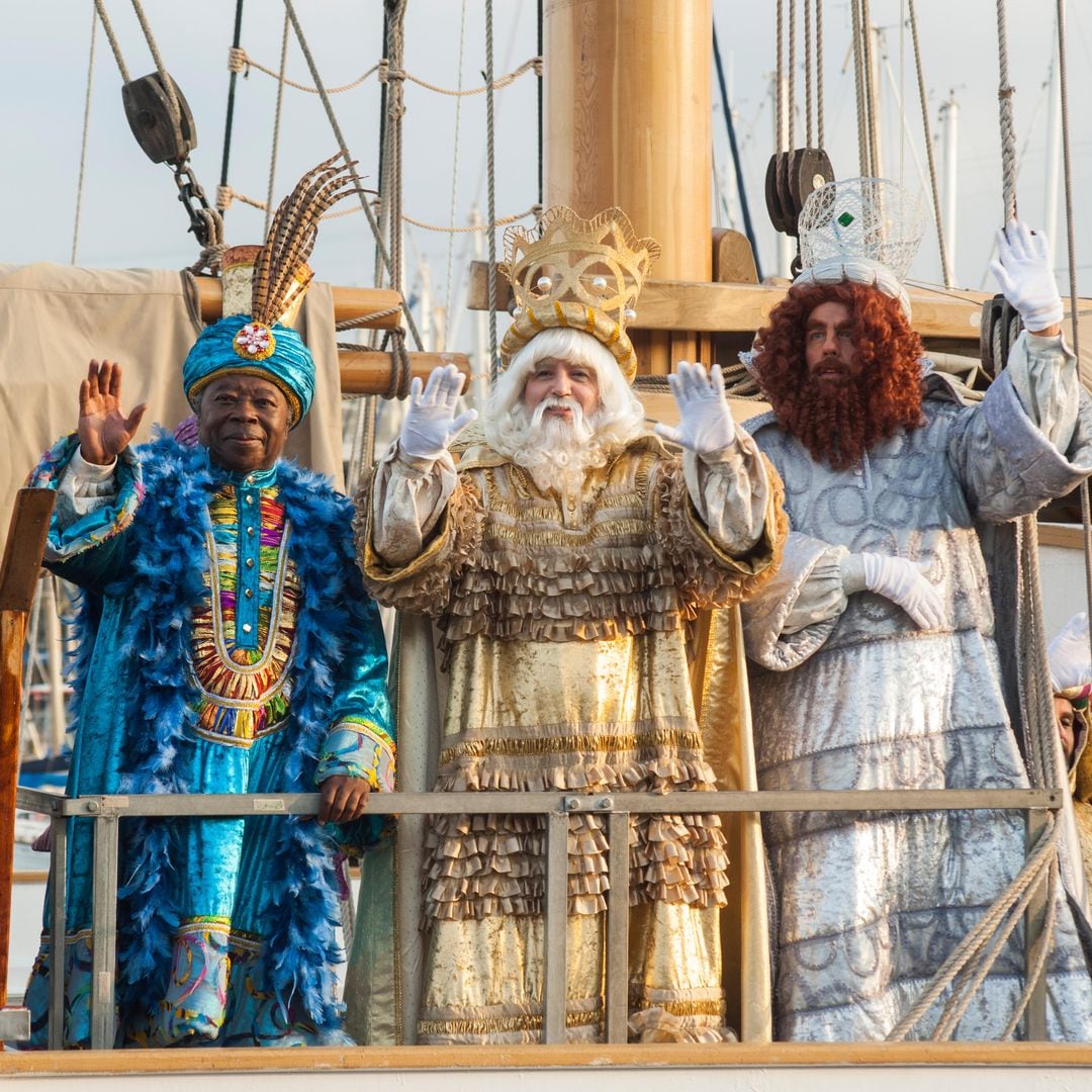 Los Reyes Magos llegan en barco a Barcelona.