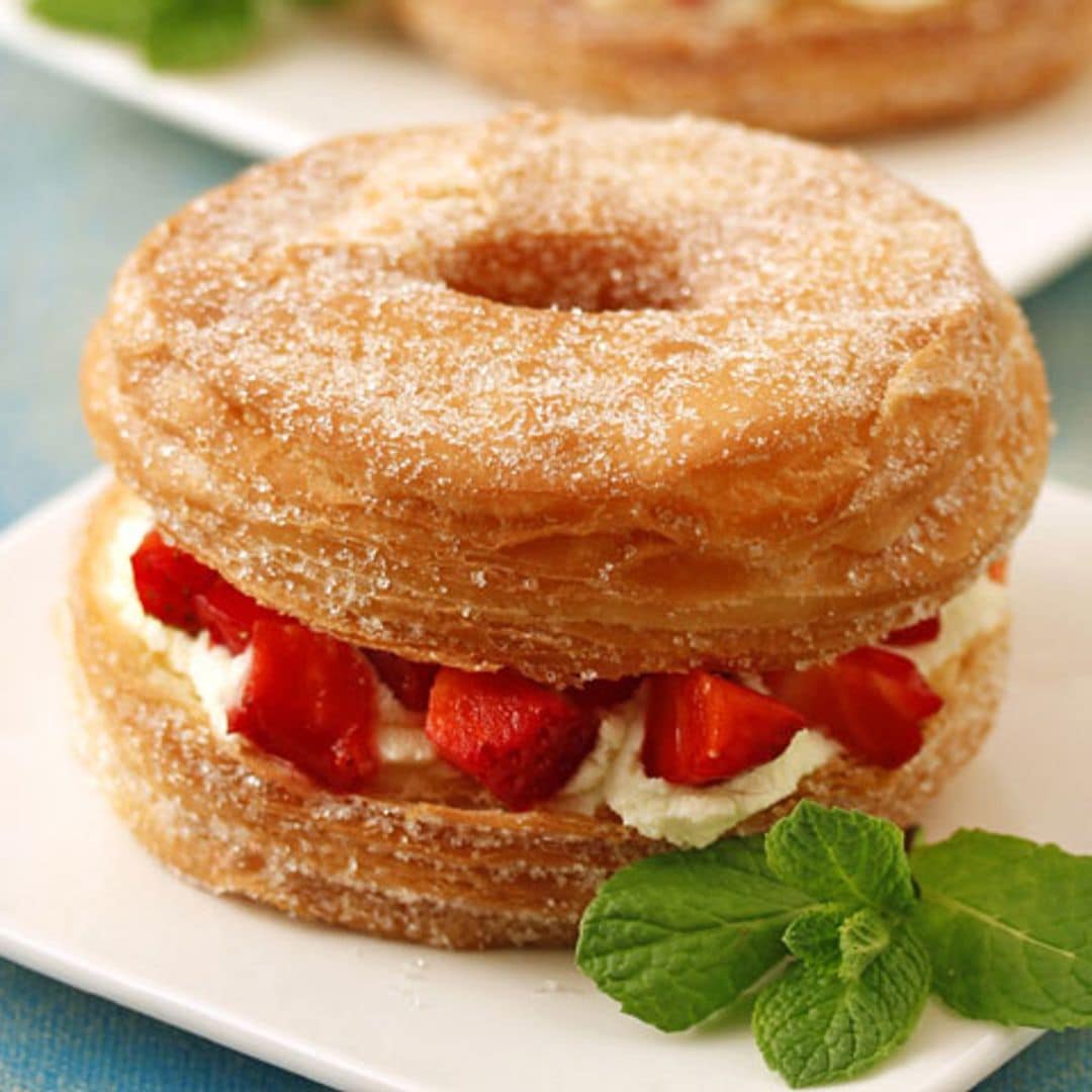 'Cronut' con fresas y queso mascarpone