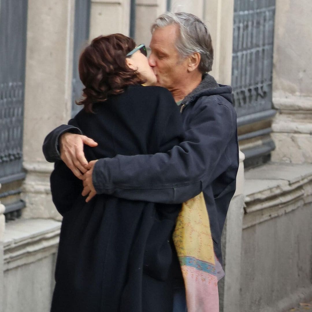Ariadna Gil y Viggo Mortensen su beso de película, en las calles de Madrid, tras 14 años juntos