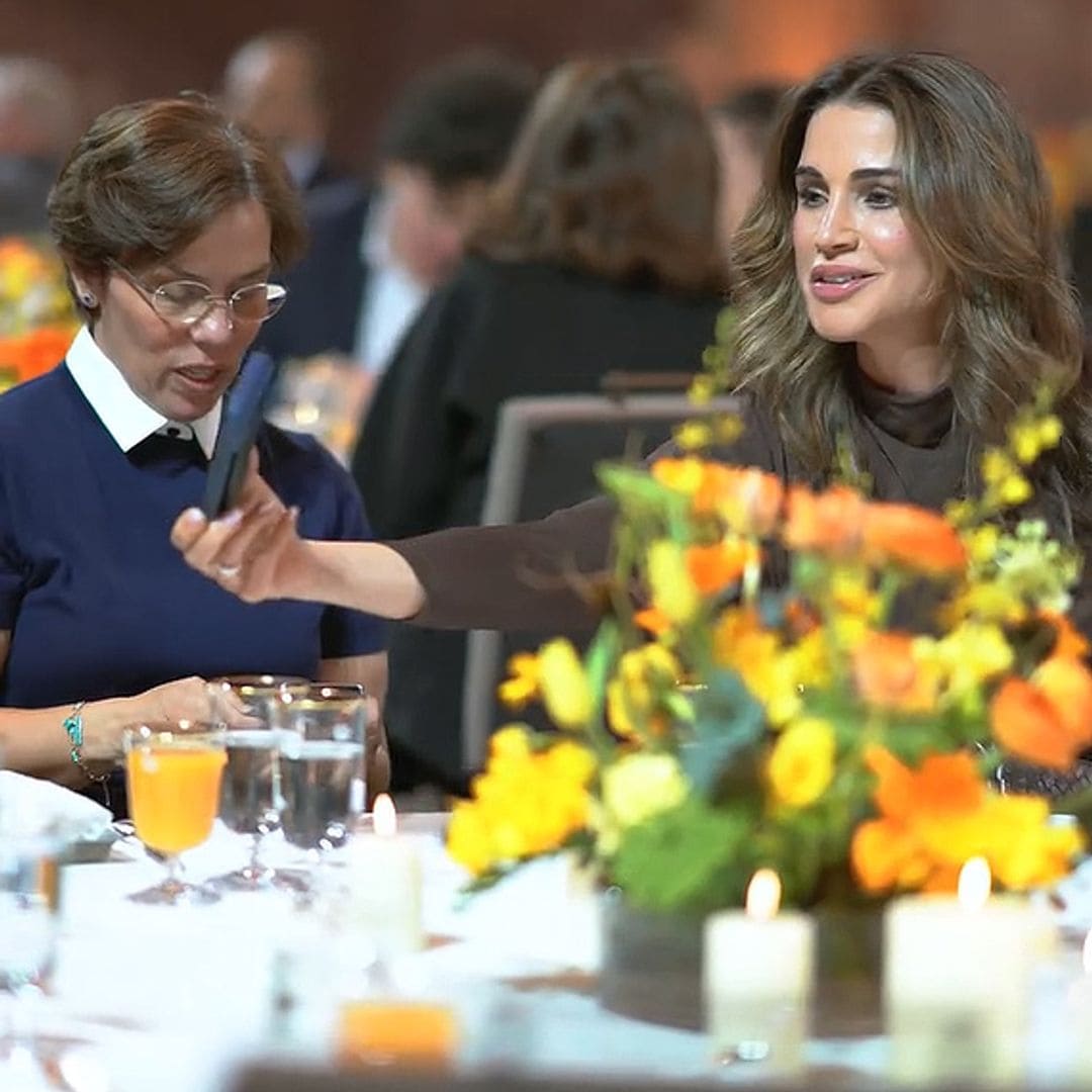 La reina Rania, una abuela orgullosa que enseña en el móvil una nueva foto de su nieta mayor