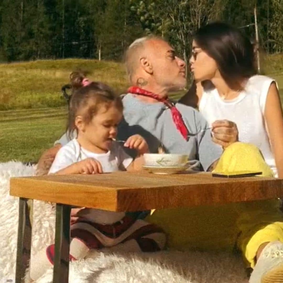 Gianluca Vacchi y Sharon Fonseca disfrutan de la montaña con su hija entre hogueras y naturaleza