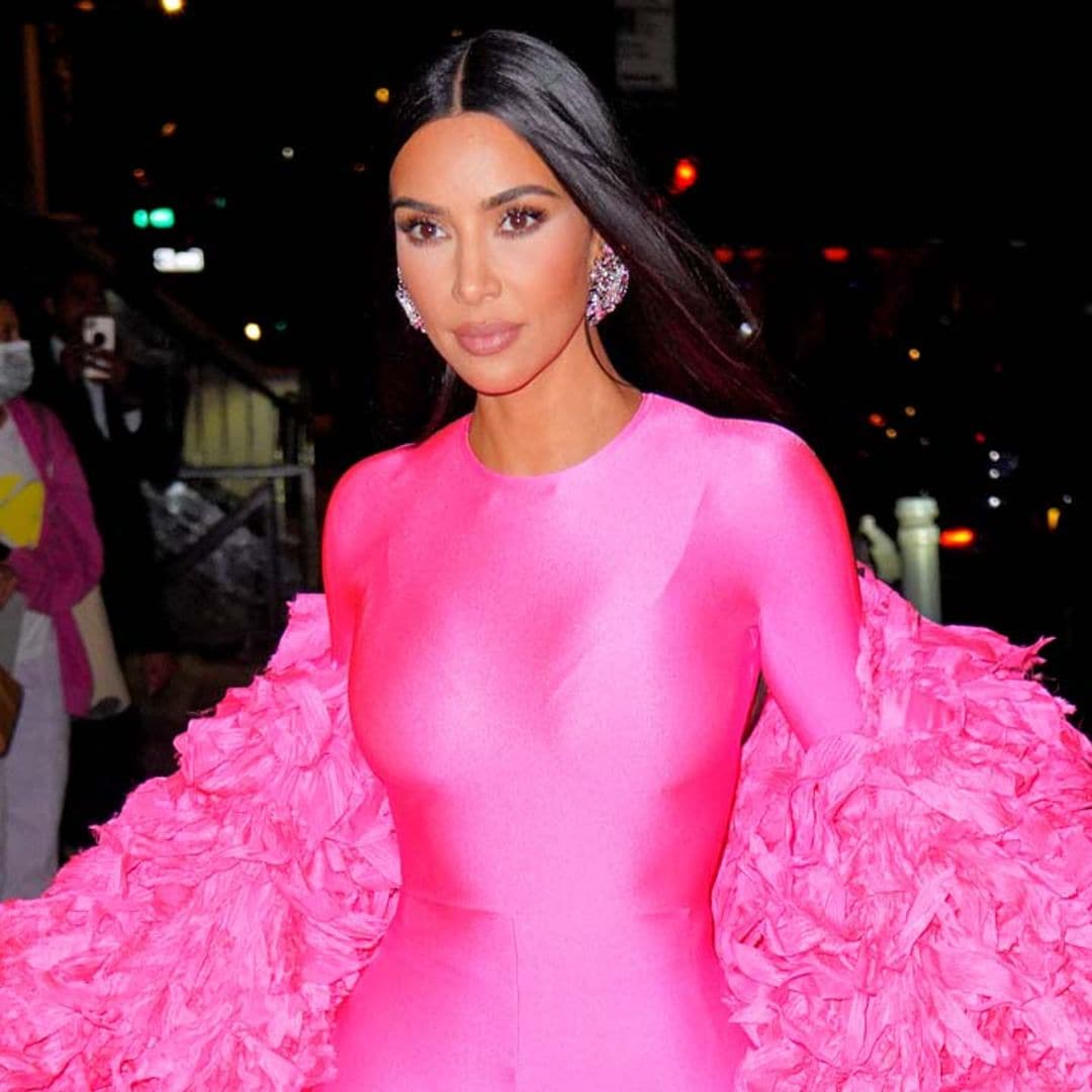 Kim Kardashian está intentando decirnos algo y su lookazo de cumpleaños es la prueba